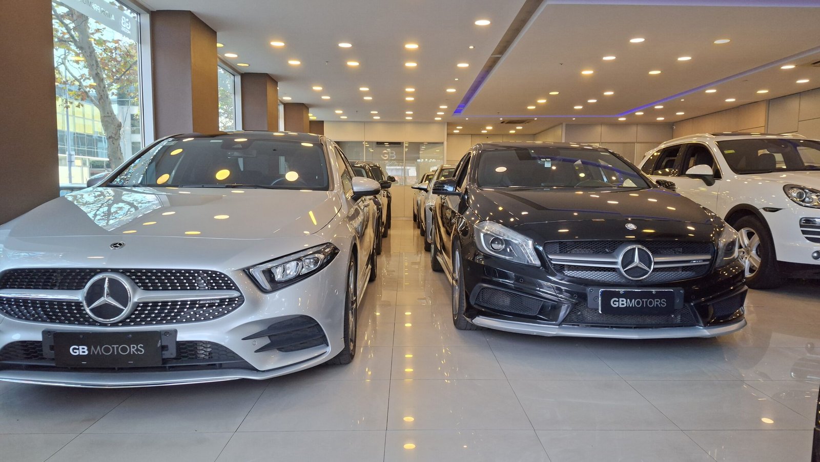 Dos Mercedes-Benz Clase A exhibidos con patente GB Motors dentro del salón
