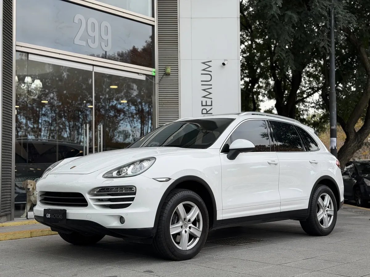 Porsche Cayenne 3.6 V6 Tiptronic S 2013, blanco 2013, en el salón de GB Motors