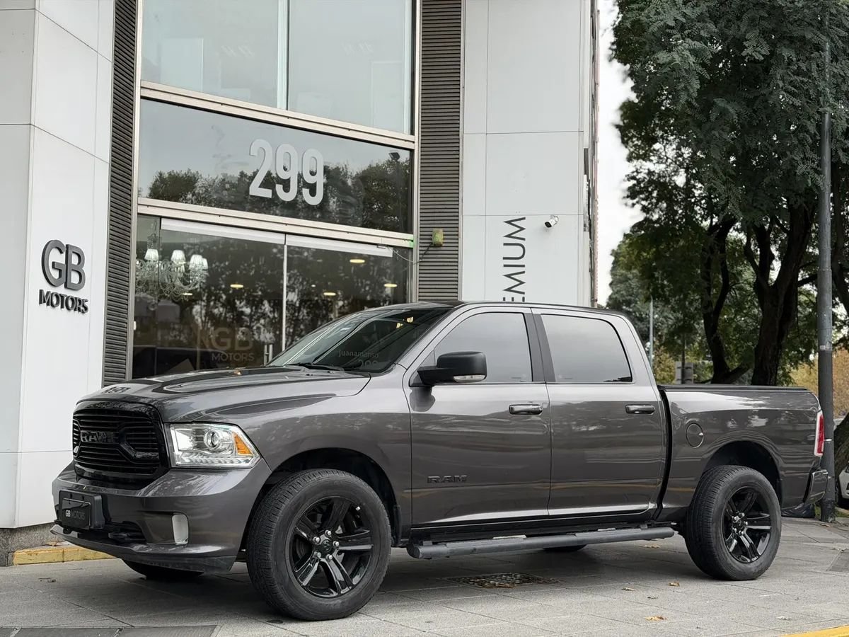 RAM 1500 5.7 Laramie Night Edition 2024, foto 1 de 6